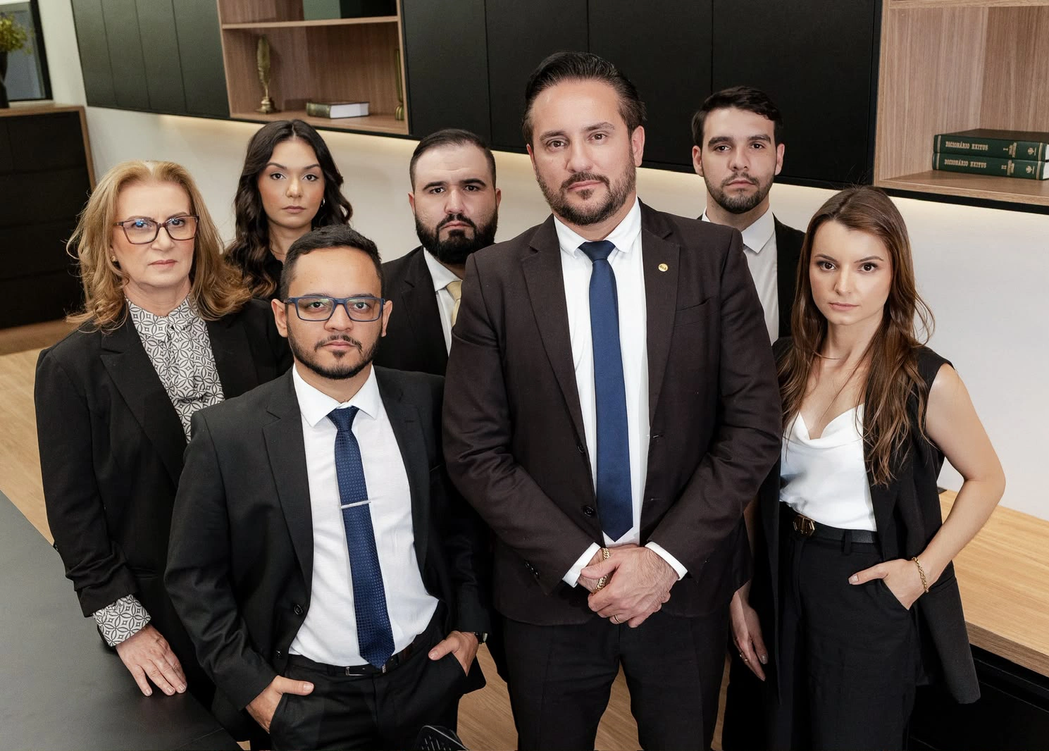Rafael Katarinhuk ao lado da equipe de advogados e colaboradores do escritório
